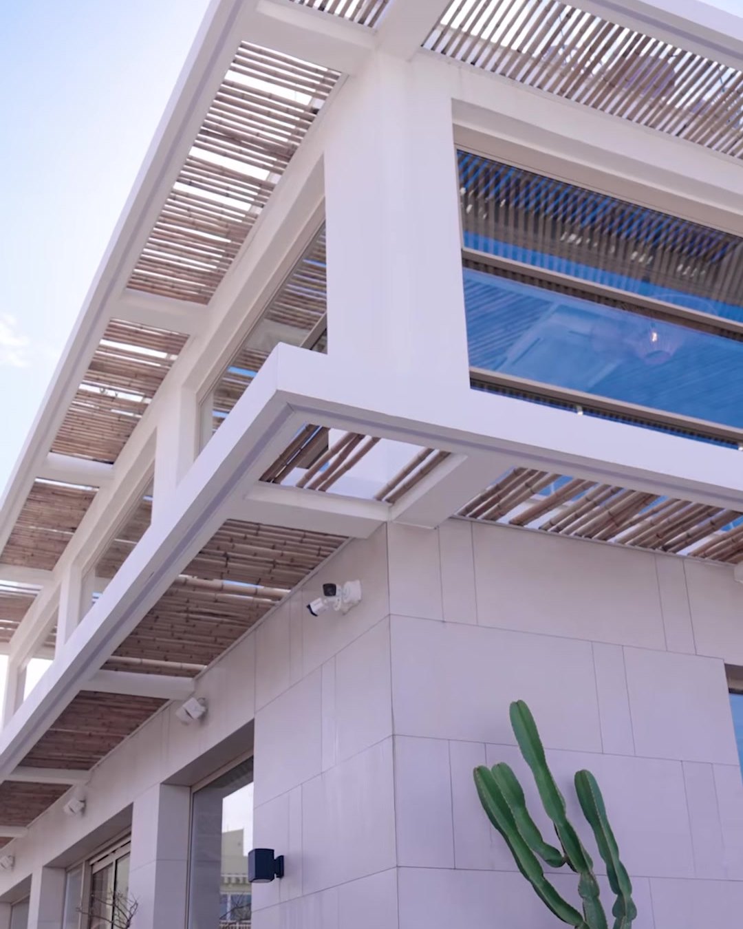 Eziç Peanuts, Girne: pergola ve cam cephe uygulaması