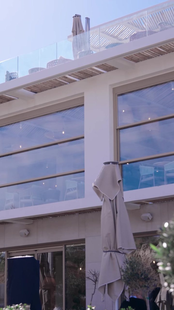 Beyaz cepheli restoranda pergola ve cam cephe