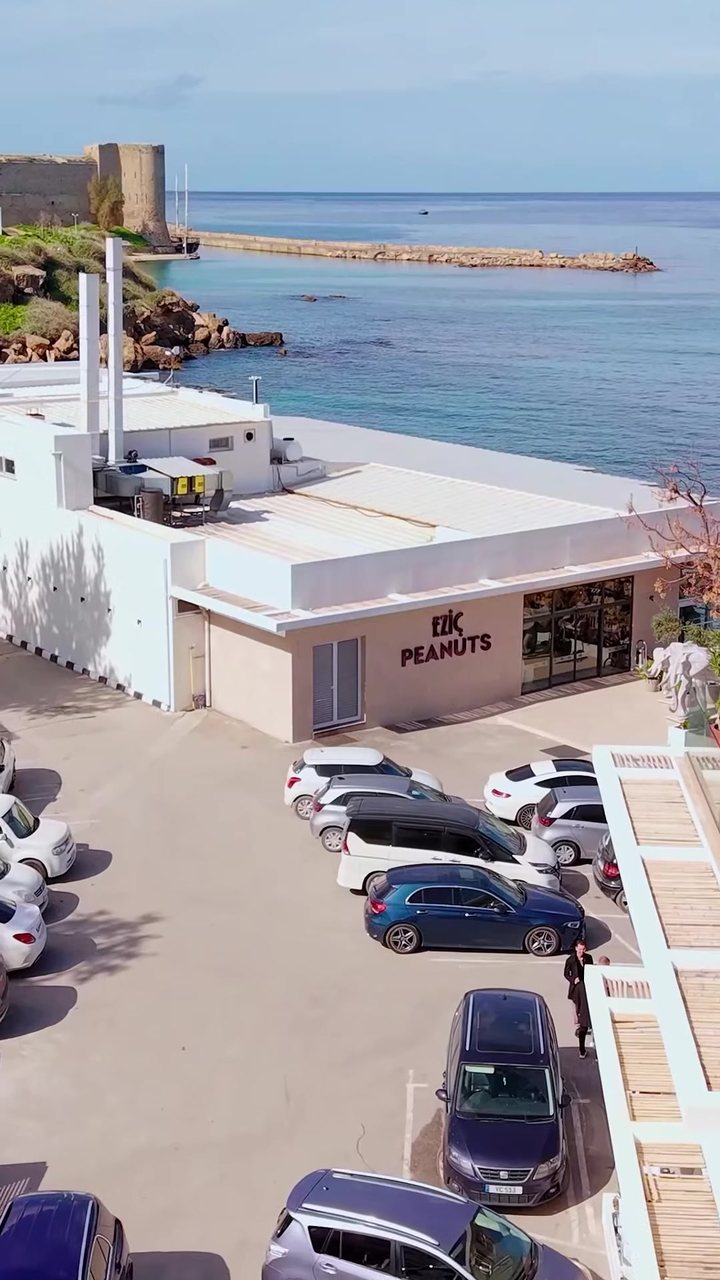 Girne sahilindeki Eziç Peanuts restoranı havadan