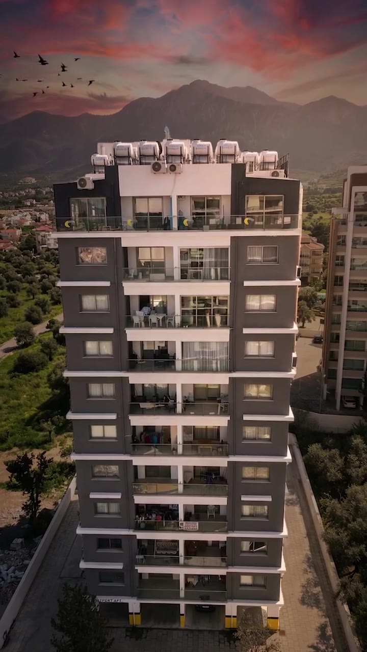 Gün batımında yüksek konut binası